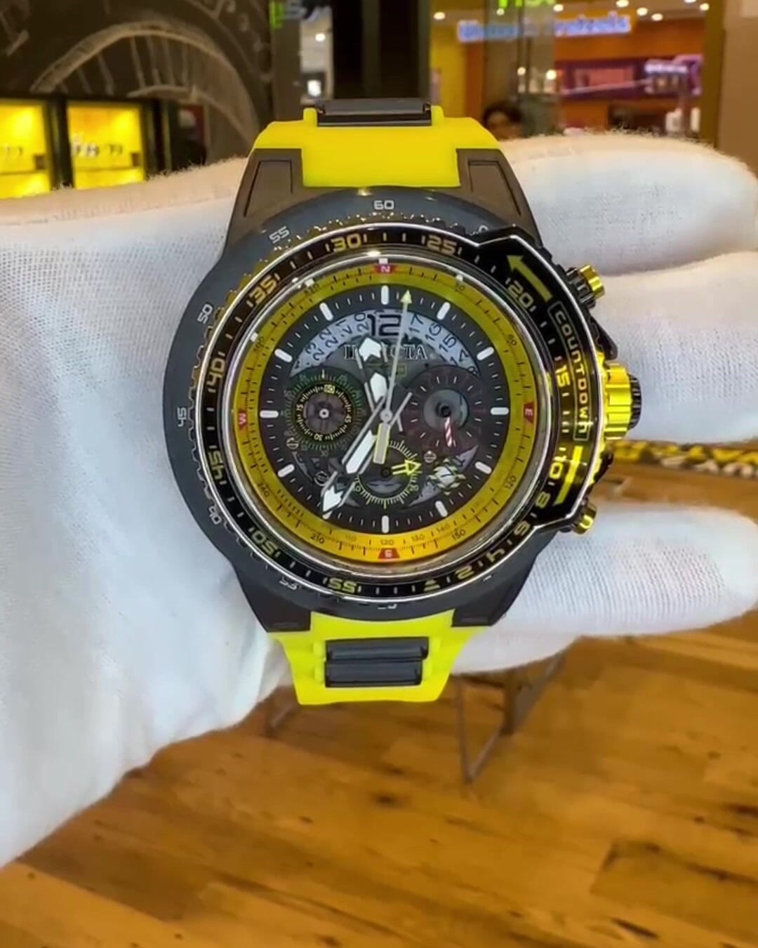 Black and shop yellow invicta watch